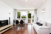 Televízia a/alebo spoločenská miestnosť v ubytovaní Apartments Warsaw Niecala Noclegi Renters