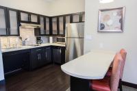 Staybridge Suites Albany Wolf Rd-Colonie Center by IHGにあるキッチンまたは簡易キッチン