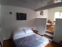 un dormitorio con una cama en una habitación en Casa Maya, en Santa Catalina