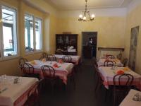 un restaurante con 4 mesas con manteles rojos y blancos en Albergo Ristorante Turchino, en Campo Ligure