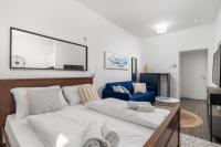 Posteľ alebo postele v izbe v ubytovaní Apartments Harbour View
