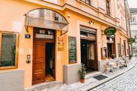 Un edificio naranja con una puerta que da a una calle. en Hotel Dar, en Praga
