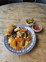 ein Teller mit Essen auf einem Holztisch in der Unterkunft Hotel Le Bon Moine in Reims