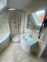 A bathroom at Einfamillienhaus