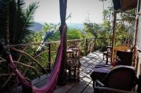 Mariri Jungle Lodge في ألتو بارايسو دي غوياس: شرفة مع أرجوحة وإطلالة على الجبال