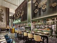 长春长春富力万达文华酒店的一家有桌椅和酒吧的餐厅