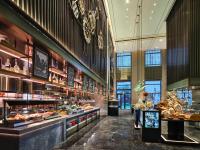 长春长春富力万达文华酒店的展示着许多不同种类食物的面包店