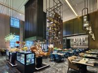 长春长春富力万达文华酒店的一间带桌椅的餐厅和一间餐厅