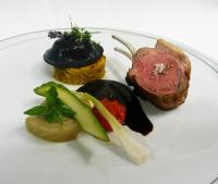 Hotel & Weinhaus Anker في ماركت هايدنفلد: طبق من الطعام عليه لحم وخضروات