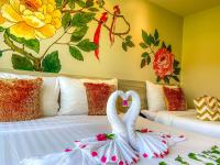 Sino House Phuket Hotel - SHA Plusにあるベッド