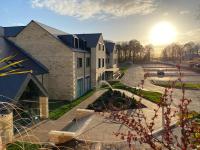 un gran edificio con el sol en el fondo en Wildes Inns, en Chesterfield