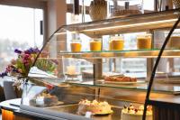 Una vitrina con pasteles y bebidas en un restaurante. en ConventGarten Hotel & Restaurant - am Nord-Ostsee-Kanal, en Rendsburg