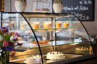 una vitrina con pasteles y bollería en una panadería en ConventGarten Hotel & Restaurant - am Nord-Ostsee-Kanal, en Rendsburg