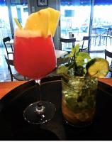 uma bebida sentada numa bandeja sobre uma mesa em Hôtel Le Dauphin em Menton