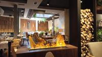 un restaurante con una hoguera en el medio en ARVA Spa París, en León