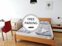 1 cama con una señal de aparcamiento gratuita en la sala de estar en City centre studio with a balcony and free parking, en Liubliana
