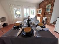 Posedenie v ubytovaní Casa Ancladero Big rooftop terrace, 2 bedroom guesthouse w garden and view