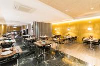A restaurant or other place to eat at Apartamentos Tres Luces