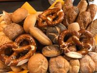 Hotel im Ried في دوناوفورت: كومة من أنواع مختلفة من الخبز والمعجنات