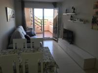 Posedenie v ubytovaní Atico con piscina privada y vistas al mar