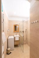 Kúpeľňa v ubytovaní Paha-Paha Modern apartment with sea view, fast Wi-Fi, and free parking!