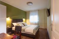 Posteľ alebo postele v izbe v ubytovaní Paha-Paha Modern apartment with sea view, fast Wi-Fi, and free parking!