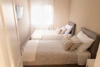 Posteľ alebo postele v izbe v ubytovaní Paha-Paha Modern apartment with sea view, fast Wi-Fi, and free parking!