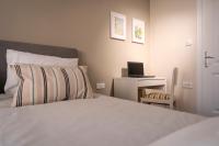 Posteľ alebo postele v izbe v ubytovaní Paha-Paha Modern apartment with sea view, fast Wi-Fi, and free parking!