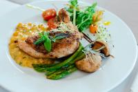 ein weißer Teller mit Essen mit Fleisch und Gemüse in der Unterkunft Penzión Anesis in Turčianske Teplice