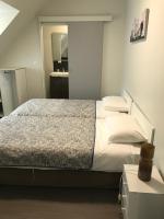 Tempat tidur dalam kamar di La Bonne Franquette