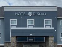 una señal de descriptor de hotel en la parte delantera de un edificio en Hotel DeSoto, en Olive Branch