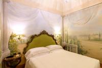A bed or beds in a room at Hotel S. Anna