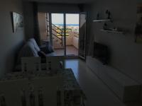 Televízia a/alebo spoločenská miestnosť v ubytovaní Atico con piscina privada y vistas al mar