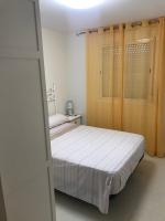 Posteľ alebo postele v izbe v ubytovaní Atico con piscina privada y vistas al mar