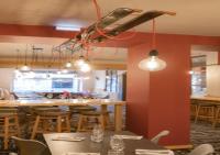 un restaurante con comedor con mesas y sillas en Hotel le Sacca, nouvelle équipe, en Cauterets