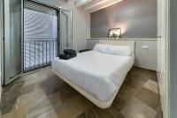 A bed or beds in a room at H2Granada en Centro Terraza-solarium & Parking