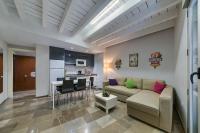 A seating area at H2Granada en Centro Terraza-solarium & Parking