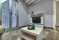 A television and/or entertainment centre at H2Granada en Centro Terraza-solarium & Parking