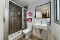 A bathroom at H2Granada en Centro Terraza-solarium & Parking