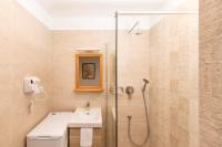 Kúpeľňa v ubytovaní Paha-Paha Modern apartment with sea view, fast Wi-Fi, and free parking!