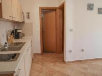- une cuisine avec un évier et une porte menant à une chambre dans l&#39;établissement Kristi apartment complex, à Privlaka