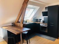 une cuisine avec une table en bois et une fenêtre dans l&#39;établissement &quot;LE COCON&quot; en HYPERCENTRE PARKING GRATUIT, à Amiens