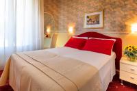 A bed or beds in a room at Hotel Souvenir