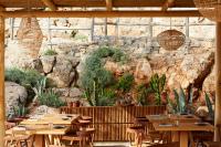 Reštaurácia alebo iné gastronomické zariadenie v ubytovaní Daios Cove