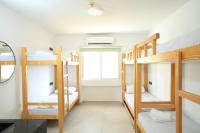 Zimmer mit 4 Etagenbetten und einem Fenster in der Unterkunft SPNI Eilat Field School in Eilat