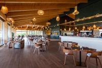 ein Restaurant mit Tischen und Stühlen und eine Bar in der Unterkunft West Cliffs Ocean and Golf Resort in Casal da Lagoa Seca