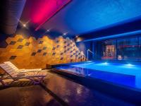 Bazén v ubytovaní Villa Verdi Pleasure & Spa alebo v jeho blízkosti