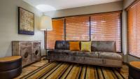 Una sala de estar con un sofá y algunas ventanas. en Best Western Shenandoah Inn, en Newnan
