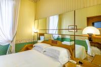 A bed or beds in a room at Hotel S. Anna