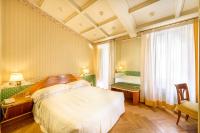 A bed or beds in a room at Hotel S. Anna